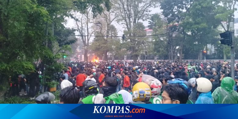 Massa Demo di Bandung Rusak Rumah Milik MPR RI di Jalan Diponegoro